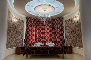 Отель Отельно-Ресторанный Комплекс Эрмитаж Новомосковск Люкс с кроватью размера «king-size» и балконом-3
