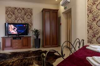 Отель Отельно-Ресторанный Комплекс Эрмитаж Новомосковск Люкс с кроватью размера «king-size» и балконом-8